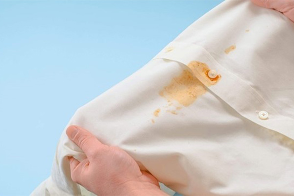 ترفندهای کاربردی برای پاک کردن روغن صنعتی و گریس از پارچه و لباس کار