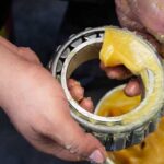 مضرات گریس برای پوست؛ آنچه باید قبل از کار با روانکارها بدانید-آیا می‌دانید مضرات گریس برای پوست چیست؟اینجا مهم‌ترین خطرات تماس با روانکارها و راه‌های محافظت از پوست را کامل بررسی کرده‌ایم. قبل از کار با گریس حتما بخوانید!