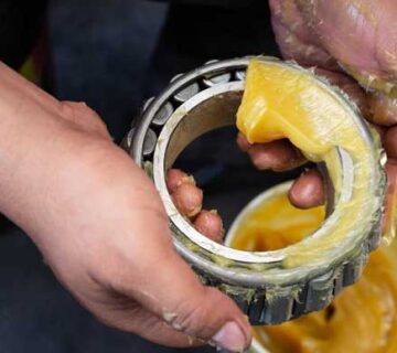 مضرات گریس برای پوست؛ آنچه باید قبل از کار با روانکارها بدانید-آیا می‌دانید مضرات گریس برای پوست چیست؟اینجا مهم‌ترین خطرات تماس با روانکارها و راه‌های محافظت از پوست را کامل بررسی کرده‌ایم. قبل از کار با گریس حتما بخوانید!