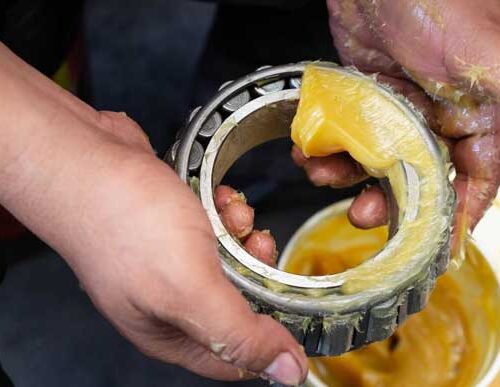 مضرات گریس برای پوست؛ آنچه باید قبل از کار با روانکارها بدانید-آیا می‌دانید مضرات گریس برای پوست چیست؟اینجا مهم‌ترین خطرات تماس با روانکارها و راه‌های محافظت از پوست را کامل بررسی کرده‌ایم. قبل از کار با گریس حتما بخوانید!