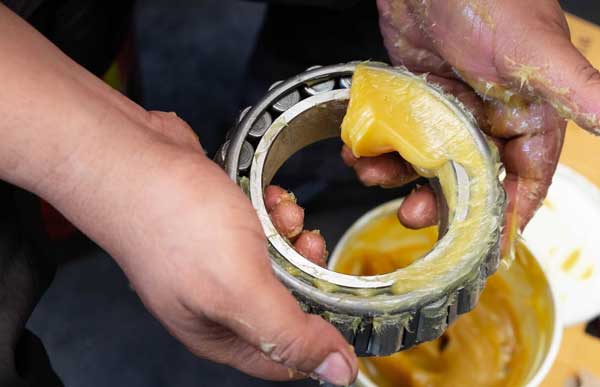 مضرات گریس برای پوست؛ آنچه باید قبل از کار با روانکارها بدانید-آیا می‌دانید مضرات گریس برای پوست چیست؟اینجا مهم‌ترین خطرات تماس با روانکارها و راه‌های محافظت از پوست را کامل بررسی کرده‌ایم. قبل از کار با گریس حتما بخوانید!