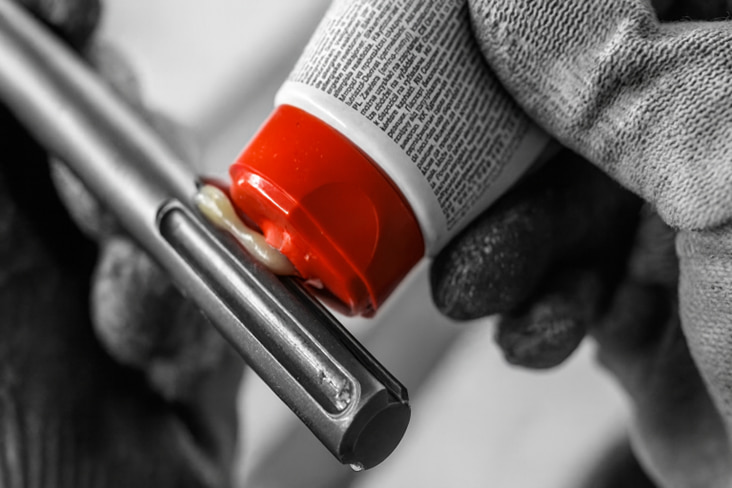 نکات کاربردی برای استفاده از گریس در چکش تخریب-با انتخاب گریس مناسب چکش تخریب، هزینه تعمیرات را کاهش دهید و عملکرد دستگاه را بهینه کنید. در این مقاله هرآنچه قبل از انتخاب گریس باید بدانید، بخوانید.