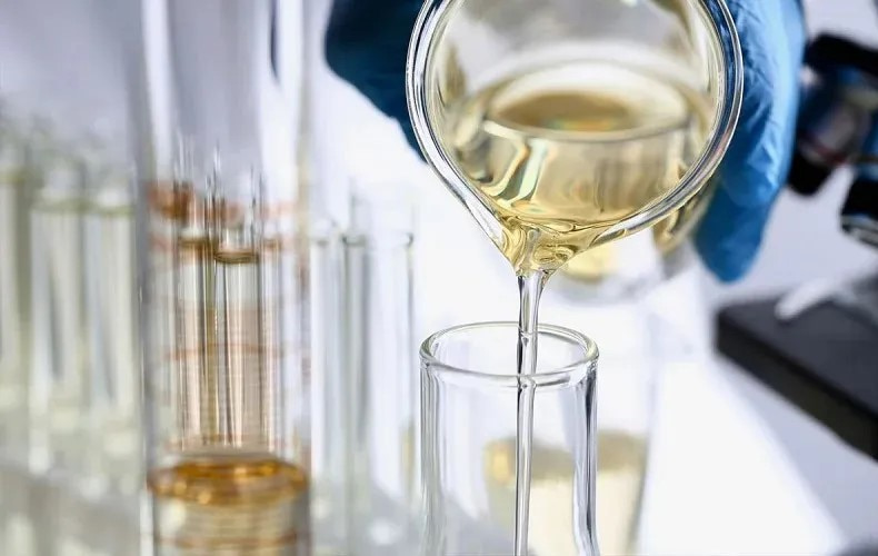 معرفی بهترین حلالهای روغن صنعتی-بهترین حلال روغن صنعتی چیست؟ در این مقاله با انواع حلالها، نکات ایمنی و معیارهای انتخاب آشنا میشوید تا پاکسازی تجهیزات را اصولی و بدون آسیب انجام دهید.